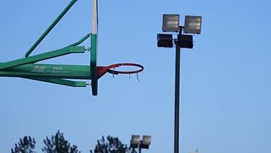 4K实拍体育竞技运动篮球场打篮球视频的预览图